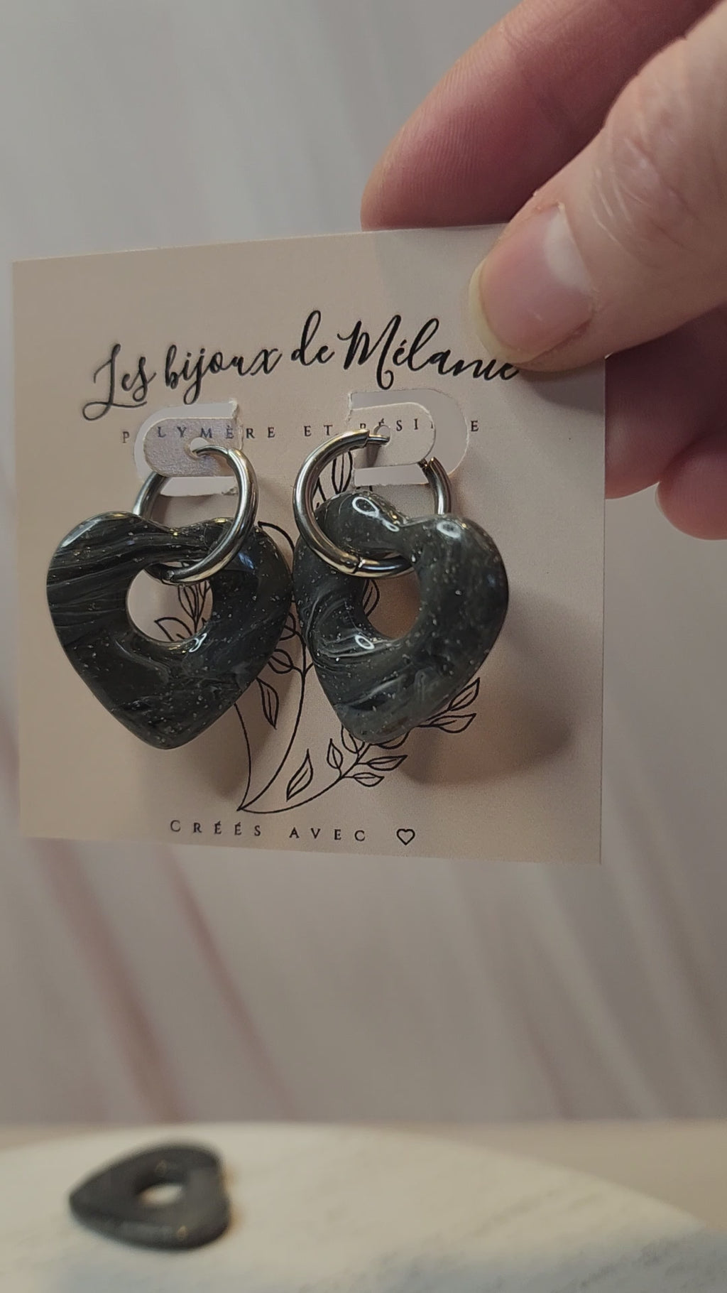 Boucles d'oreilles cœurs gris noir - Créoles hypoallergéniques