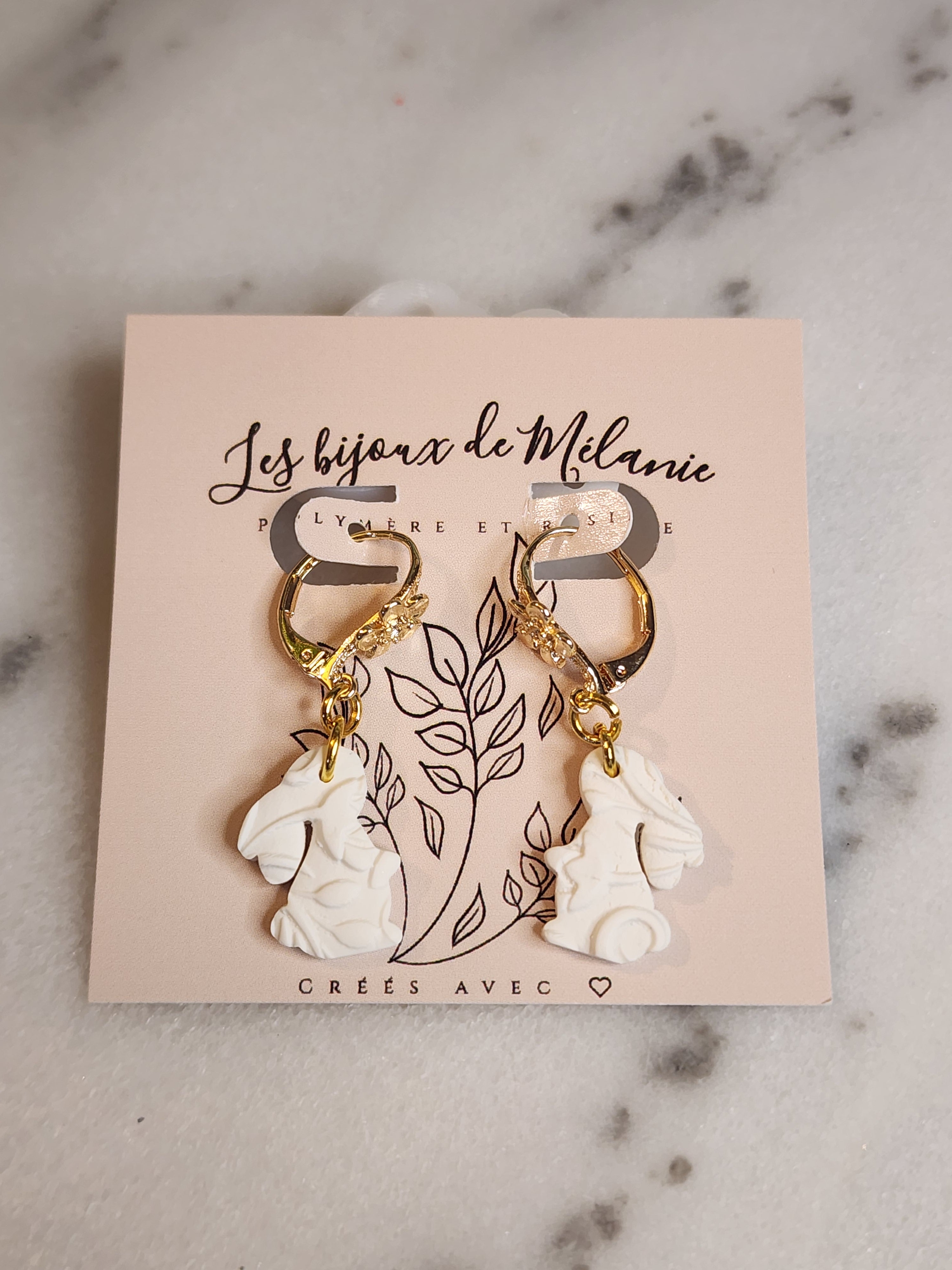 Boucles d'oreilles lapins blanc ou lilas texturés fait à la main avec crochets en acier inoxydable