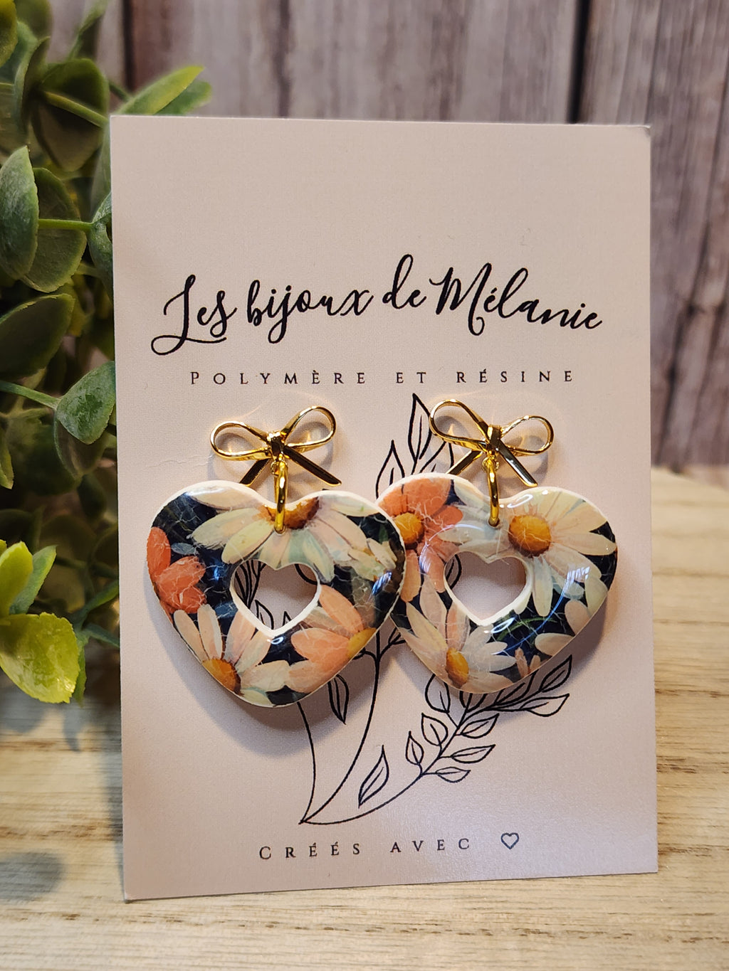 Boucles d'oreilles coeurs troués et fleuries en pâte polymère et résine. Fait à la main avec appret en acier inoxydable