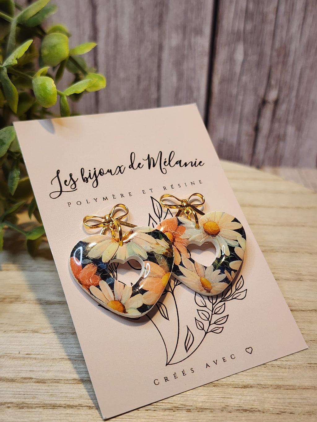 Boucles d'oreilles coeurs troués et fleuries en pâte polymère et résine. Fait à la main avec appret en acier inoxydable