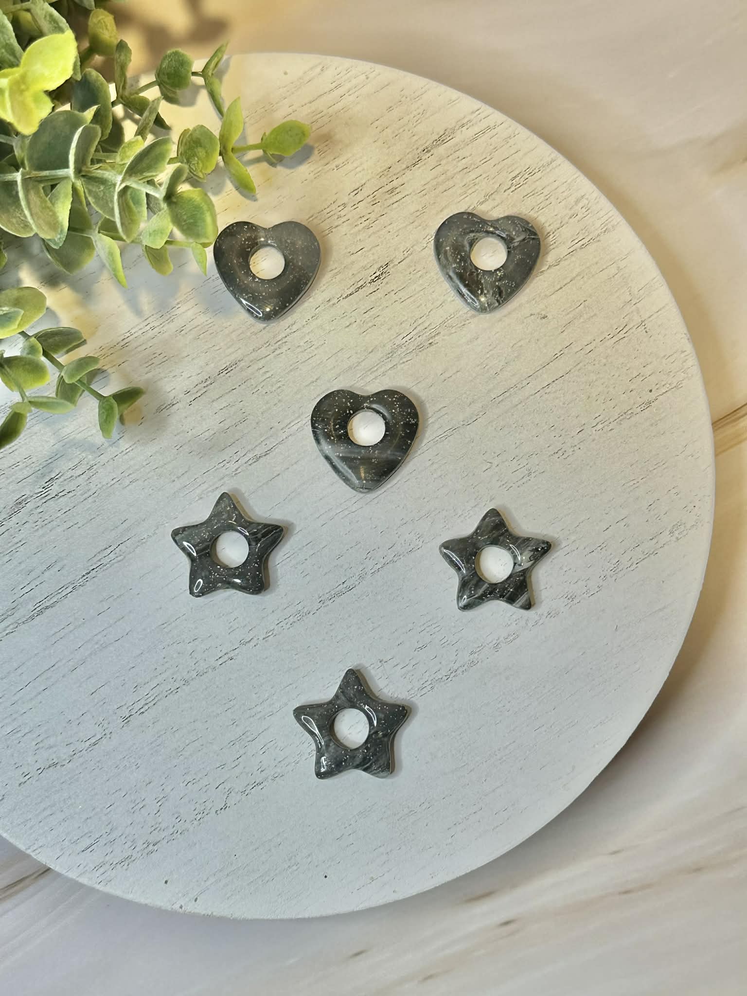 Boucles d'oreilles cœurs gris noir - Créoles hypoallergéniques