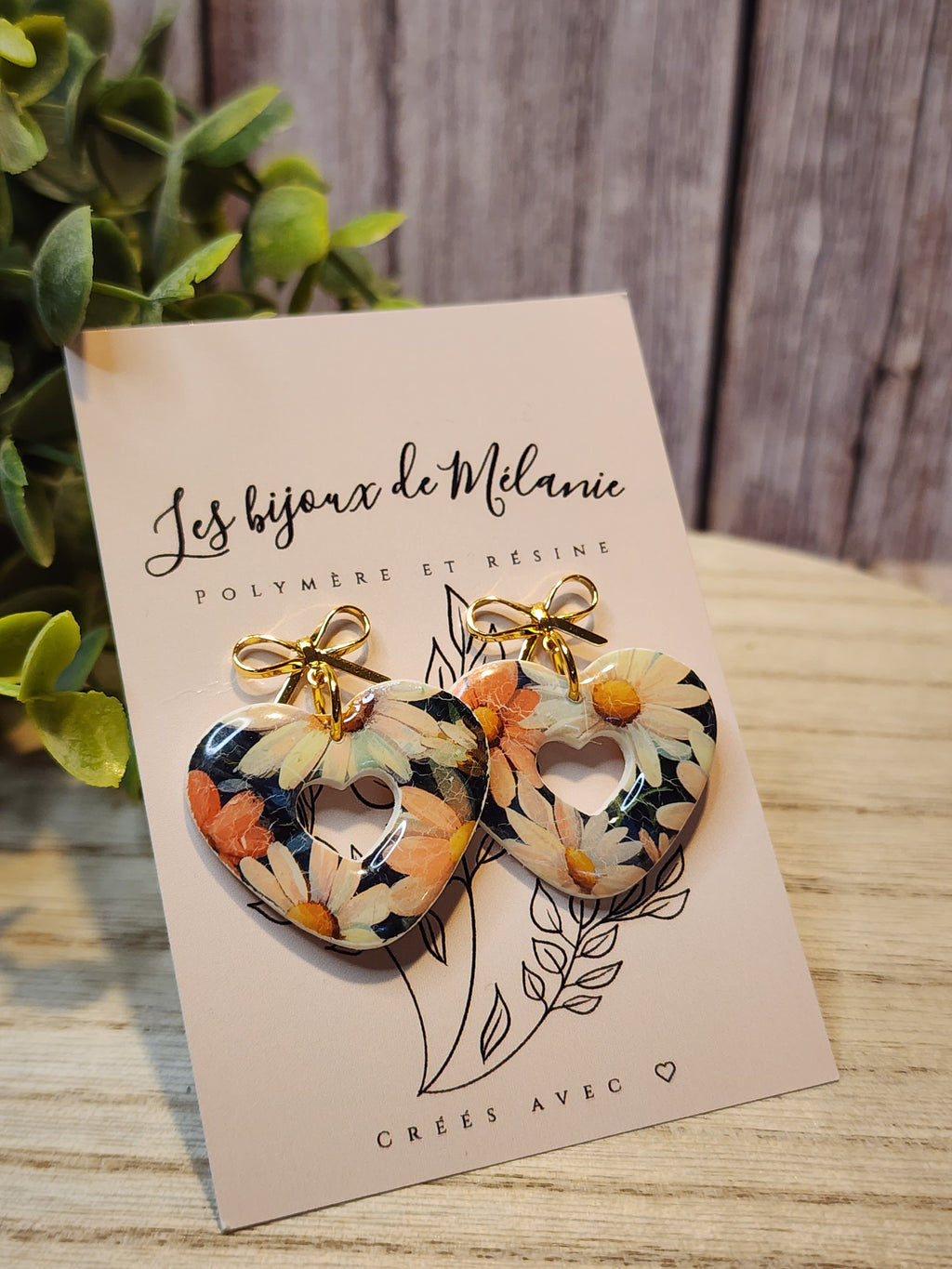 Boucles d'oreilles coeurs troués et fleuries en pâte polymère et résine. Fait à la main avec appret en acier inoxydable